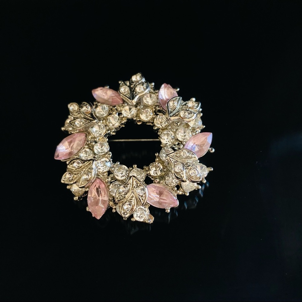 Retro Wreath Rhinestone Brooch